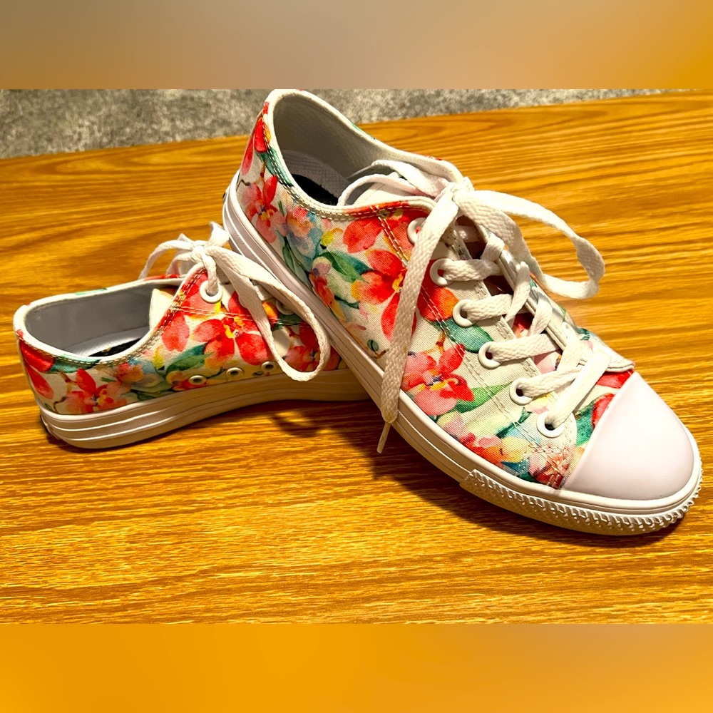 Woman’s Floral RAAD Shoes
